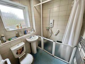 Shower room- click for photo gallery